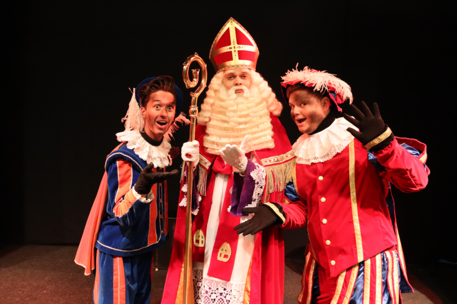 Sinterklaar en zijn pieten komen op bezoek in Mauk