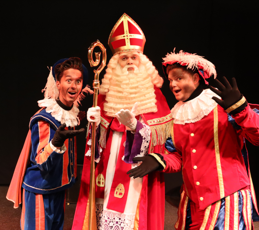 Sinterklaar en zijn pieten komen op bezoek in Mauk