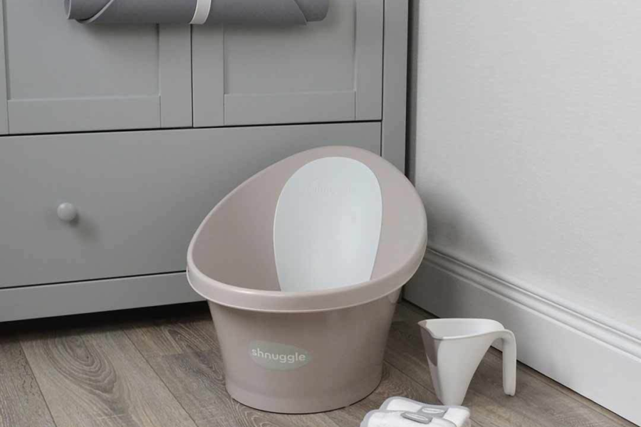 Shnuggle baby bath plug taupe lifestyle 3 1800x1800