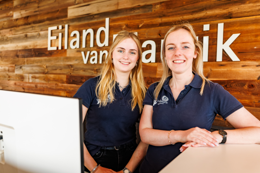 Front-Office medewerker bij de receptiebalie bij Eiland van Maurik