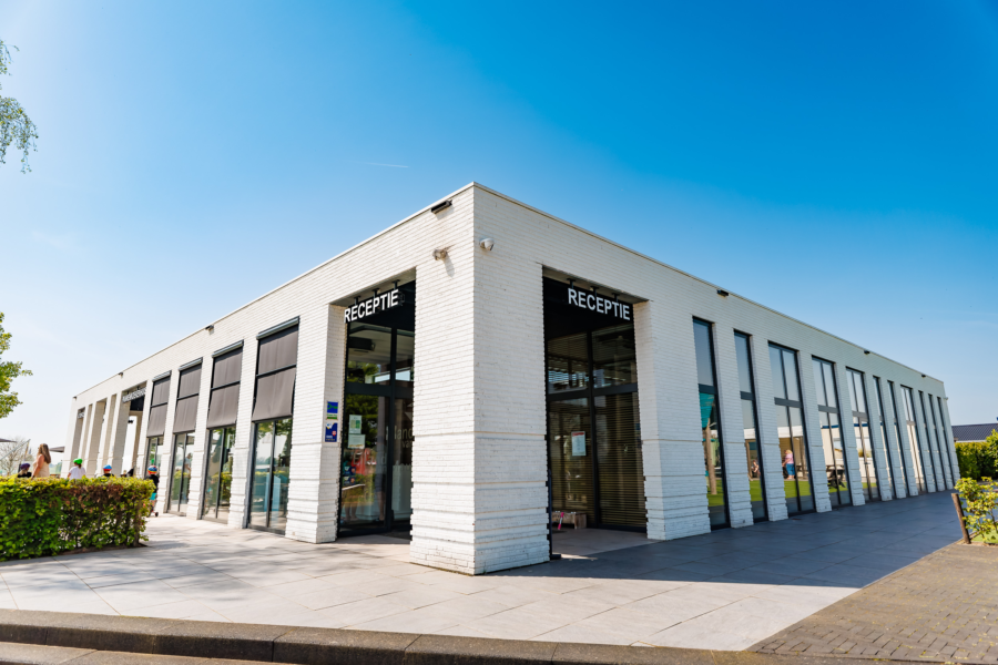 De ingang van de receptie op Vakantiepark Eiland van Maurik met blauwe lucht