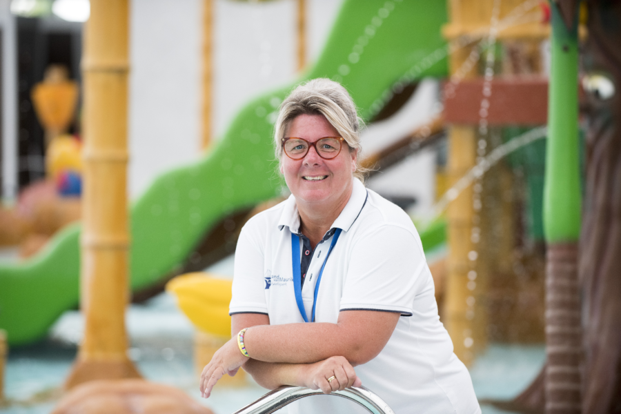 Zwembad medewerkster in het overdekte zwembad in Maurik